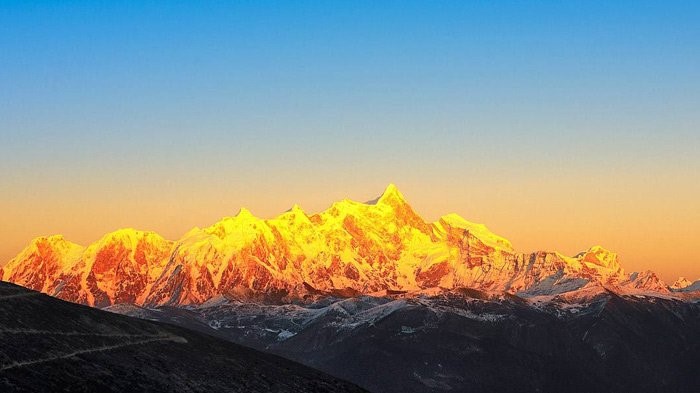 TOUR DU LỊCH ĐỘC LẠ 2025 CHECK IN EVEREST 9 NGÀY 8 ĐÊM EVEREST BASE CAMP (EBC)TẬN MẮT NGẮM BÌNH MINH TRÊN ĐỈNH EVEREST HUYỀN ẢO TRẢI NGHIỆM MỘT TÂY TẠNG VỪA HUYỀN BÍ VỪA HÙNG VĨ KHỞI HÀNH TỪ HÀ NỘI TP HỒ CHÍ MINH ĐÀ NẴNG 
